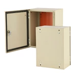 Caja estanca para instalaciones eléctricas junto a la piscina