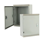 Caja eléctrica de montaje en superficie con entradas para conductos