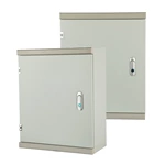 Caja eléctrica con orificios de montaje precortados