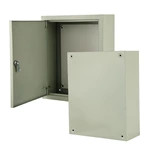 Caja eléctrica metálica con orificios pretroquelados en la parte superior e inferior.